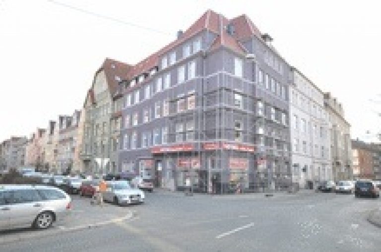 Helle, großzügige Altbauwohnung mit Balkon 