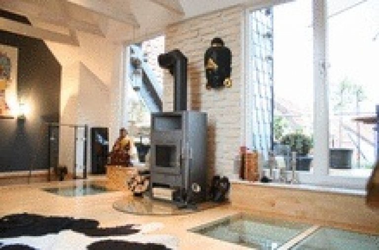 Maisonettewohnung mit Dachterrasse, begehbaren Glasböden und Kamin 